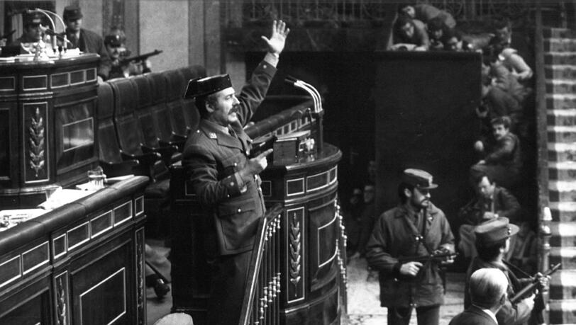 Mit gezogener Pistole steht der Putschist Antonio Tejero Molina am 23. Februar 1981 am Rednerpult im spanischen Parlament. Der Oberstleutnant st&uuml;rmte damals mit mehr als 200 Mann der paramilit&auml;rischen Guardia Civil das Parlamentsgeb&auml;ude in Madrid und nahm die Abgeordneten mitsamt der Regierung als Geiseln.