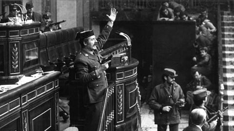 Mit gezogener Pistole steht der Putschist Antonio Tejero Molina am 23. Februar 1981 am Rednerpult im spanischen Parlament. Der Oberstleutnant st&uuml;rmte damals mit mehr als 200 Mann der paramilit&auml;rischen Guardia Civil das Parlamentsgeb&auml;ude in Madrid und nahm die Abgeordneten mitsamt der Regierung als Geiseln.