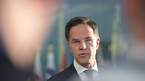 Nato-Generalsekret&auml;r Rutte schlie&szlig;t nicht aus, dass k&uuml;nftig mehr US-Atomwaffen in Europa stationiert werden.