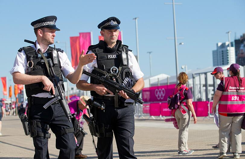 Terror: London sollen die Sicherheitsspiele werden. Über 45.000 Polizisten, Soldaten, Sicherheitskräfte und Geheimdienstmitarbeiter sollen für Sicherheit sorgen. Unvergessen sind die Bombenanschläge vom 7. Juli 2005, als abgestimmte Detonationen von Sprengsätzen in Bussen und U-Bahnen 52 Menschenleben forderten. Am Tag zuvor war London als Olympia-Ausrichter gewählt worden.
