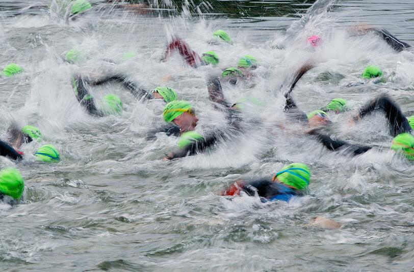 Bei der Schwimmetappe der Challenge Roth ist ein Mann ums Leben gekommen. (Archivbild)