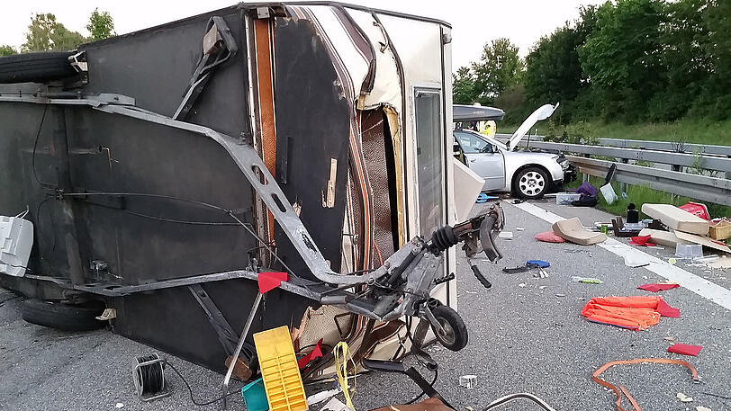 Der Wohnwagen ist komplett zerstört, das Zugfahrzeug landete in der Leitplanke. Ingesamt kamen drei Verletzte ins Krankenhaus. Die Bilder von der A7.