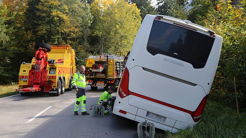 Der Reisebus kam von der Straße ab.