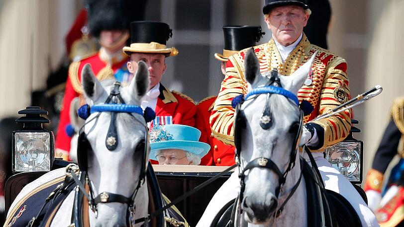 Die britische Königin Elizabeth II. fährt in einer Kutsche zur Militärparade.