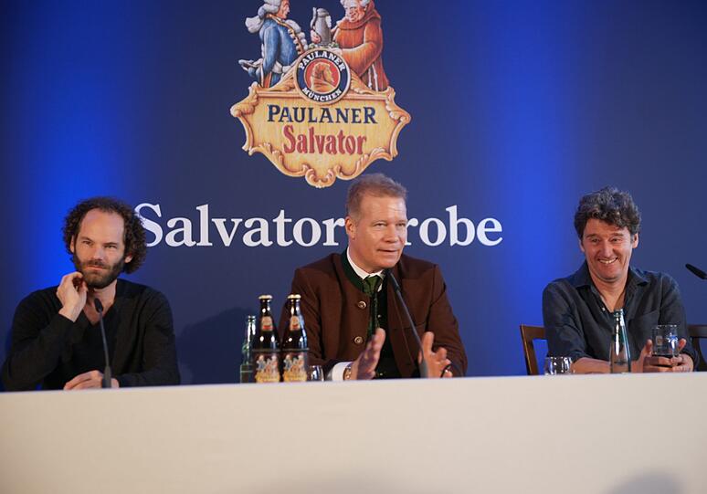 Standen am Donnerstag Rede und Antwort (von links nach rechts): Fastenprediger Maximilian Schafroth, Paulaner-Chef Andreas Steinfatt und einer der beiden Singspiel-Autoren Richard Oehmann bei Nockherberg Pressekonferenz in München.