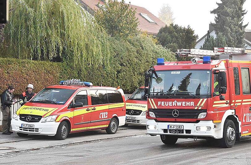 Zunächst gingen Feuerwehr und Polizei von einem Brand im U-Bahn-Tunnel aus, schnell konnte allerdings Entwarnung gegeben werden.