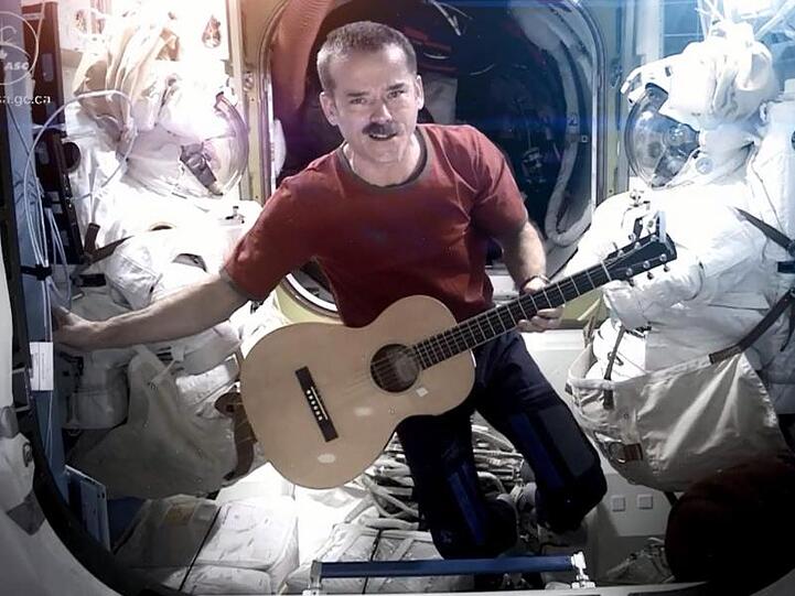 Astronaut Chris Hadfield sang 2013 auf der Internationalen Raumstation ISS seine Version von Bowies "Space Oddity".