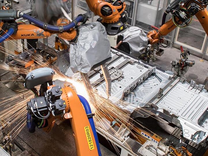 Die Bodengruppe eines Pkw läuft durch eine Fertigungslinie. Deutschlands Autobranche wird diurch die Krise hart getroffen.