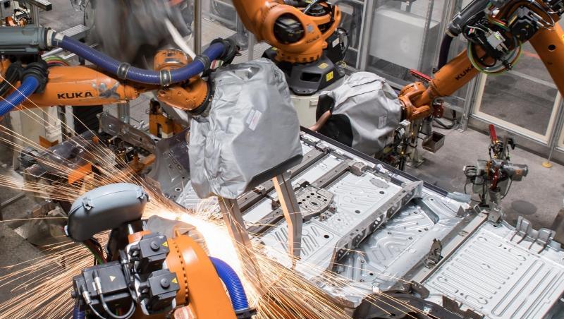 Die Bodengruppe eines Pkw läuft durch eine Fertigungslinie. Deutschlands Autobranche wird diurch die Krise hart getroffen. Die Bodengruppe eines Pkw läuft durch eine Fertigungslinie. Deutschlands Autobranche wird diurch die Krise hart getroffen.