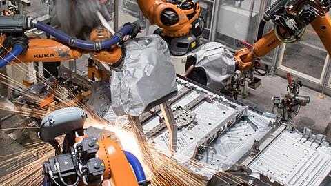 Die Bodengruppe eines Pkw läuft durch eine Fertigungslinie. Deutschlands Autobranche wird diurch die Krise hart getroffen.