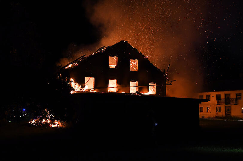 Das Feuer zerstörte die  Scheune eines Dreiseithofs in  Oberrammelsberg in der Gemeinde Wurmsham.