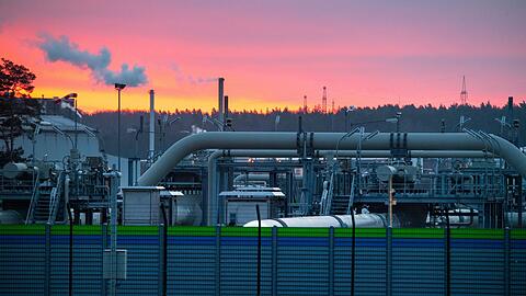 Blick auf Rohrsysteme und Absperrvorrichtungen in der Gasempfangsstation der Ostseepipeline Nord Stream 2 in Lubmin.