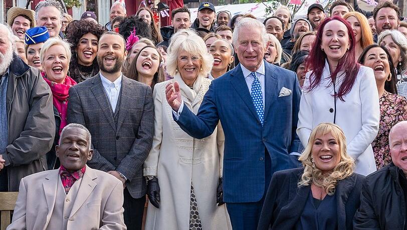 Prinz Charles und Herzogin Camilla lernen die Stars und die Crew der britischen Soap "EastEnders" kennen.