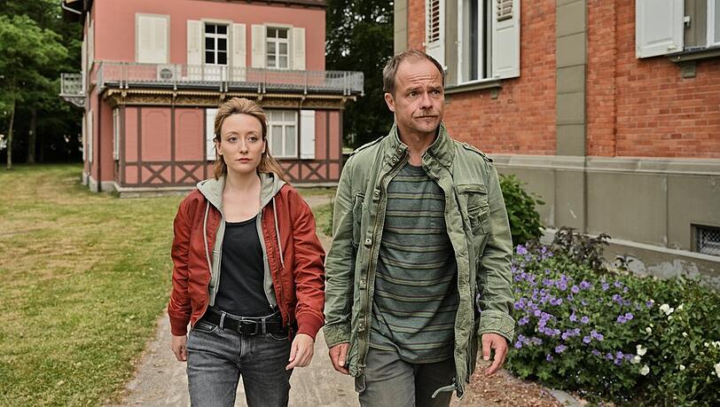 "Die Toten vom Bodensee": Luisa Hoffmann (Alina Fritsch) und Micha Oberländer (Matthias Koeberlin) fahren bei Lambecks vorbei.