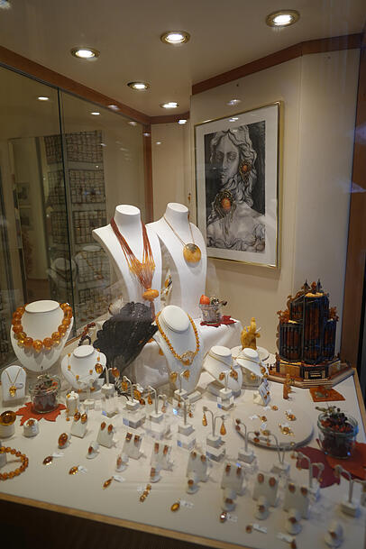 Die Ware im Bernsteinladen "Amber House" im Rathaus. Die Ware im Bernsteinladen "Amber House" im Rathaus.