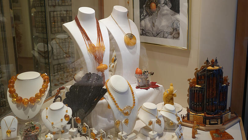 Die Ware im Bernsteinladen "Amber House" im Rathaus. Die Ware im Bernsteinladen "Amber House" im Rathaus.