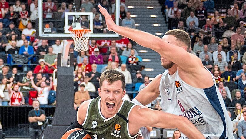 Dynamisch und durchsetzungsstark: Andreas Obst (l.) behauptet sich gegen Baskonia Vitoria im Zweikampf. Auch gegen Maccabi Tel Aviv braucht der FCBB die Qualitäten des Dreierspezialisten.