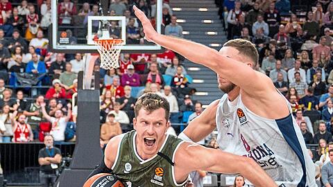 Dynamisch und durchsetzungsstark: Andreas Obst (l.) behauptet sich gegen Baskonia Vitoria im Zweikampf. Auch gegen Maccabi Tel Aviv braucht der FCBB die Qualitäten des Dreierspezialisten.