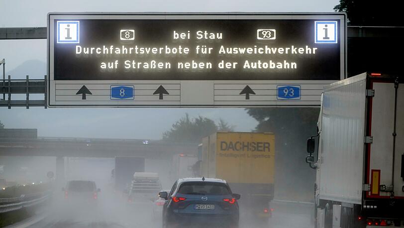 Mehrere Landrats&auml;mter haben Abfahrts- und Durchfahrtsverbote bei Stau auf der Autobahn erlassen. (Archivbild)