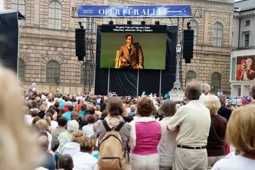 Etw 16000 Zuschauer verfolgten nach Angaben der Staatsoper Wagners "Lohengrin" auf dem Max-Joseph-Platz.