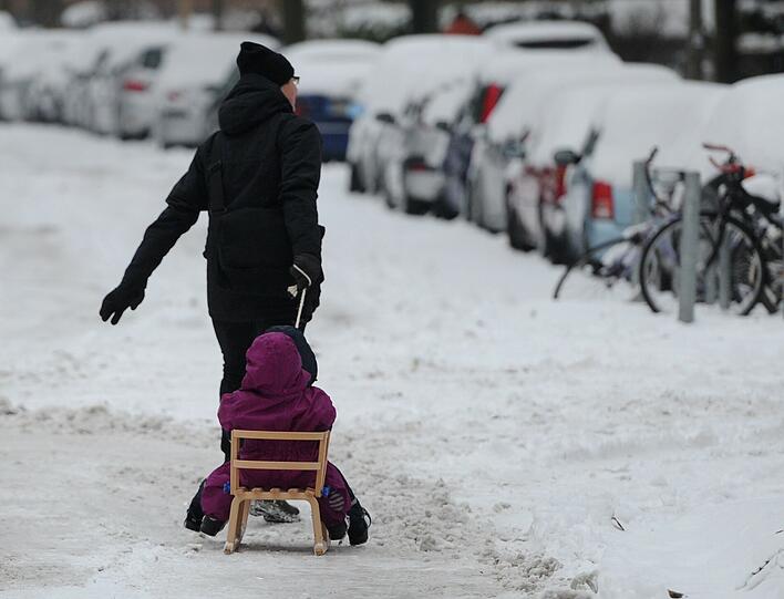 Deutschland bibbert: Mit eisigen Temperaturen und teils kräftigen Schneefall zieht der Winter ein. Die Bilder