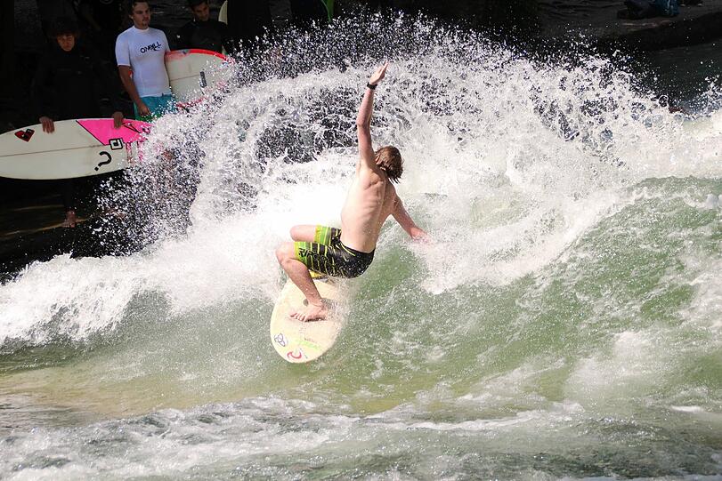 Tobi Schroeder aus Südafrika ist Student und hat das Surfen aus seiner Heimat mitgebracht. Auf der stehenden Flusswelle musste er das Surfen erst lernen.