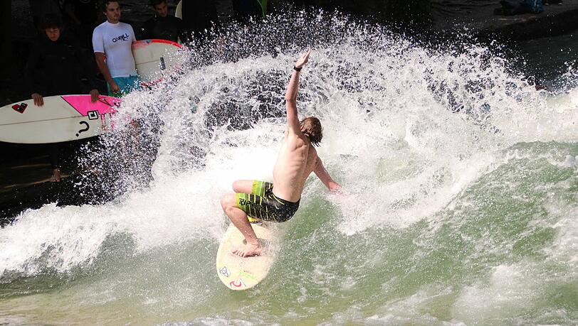 Tobi Schroeder aus Südafrika ist Student und hat das Surfen aus seiner Heimat mitgebracht. Auf der stehenden Flusswelle musste er das Surfen erst lernen. Tobi Schroeder aus Südafrika ist Student und hat das Surfen aus seiner Heimat mitgebracht. Auf der stehenden Flusswelle musste er das Surfen erst lernen.
