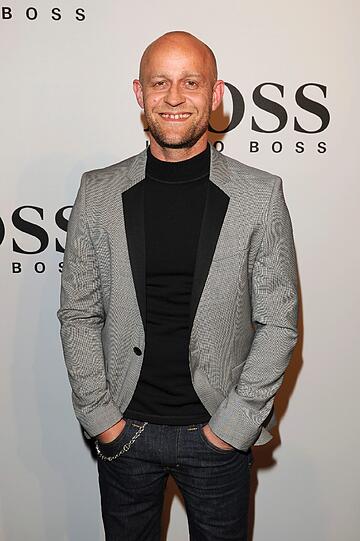 Jürgen Vogel strahlt bei der BOSS-Party und Vernissage "A PERSONAL TOUCH - young photo journalists at the red carpet" im Rahmen der Berlinale im BOSS Store Berlin am Mittwoch. Sein Outfit: HUGO.