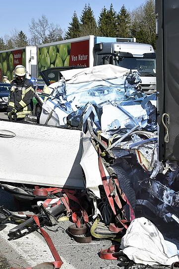 Der Werkstestwagen verkeilte sich unter dem Lkw. Für den Fahrer kam jede Hilfe zu spät.