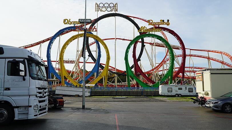 Bereits am Tag nach dem Wiesn-Kehraus haben die Abbau- und Aufräumarbeiten auf dem Oktoberfestgelände begonnen.
