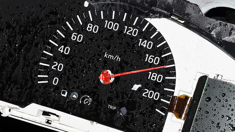 Die Tachonadel zeigt noch über 150 Km/h. Unklar ist aber, ob das tatsächlich die gefahrene Geschwindigkeit ist.