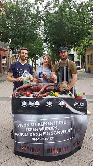 Krasse Aktion: Mit einer gegrillten Hundeattrappe löste PETA Deutschland in Jena Entsetzen bei den Betrachtern aus.