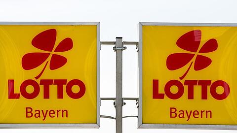 "Lotto Bayern" steht auf zwei Schildern. Foto: Armin Weigel/dpa/Archivbild