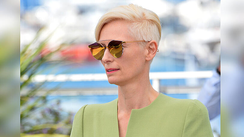 Schauspielerin Tilda Swinton setzt regelmäßig auf ausdrucksstarke Looks mit Schulterpolstern.