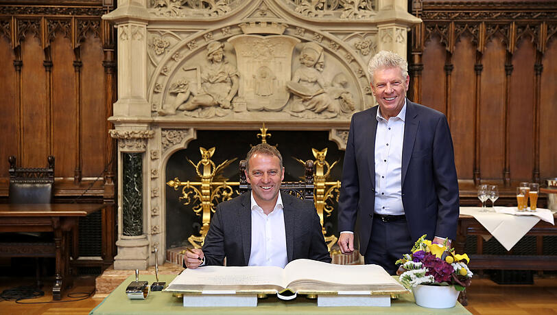 Dieter Reiter (r.) freut's: Der Eintrag ins Goldene Buch der Stadt ist eine von Hansi Flicks letzten Amtshandlungen als Bayern-Coach. Dieter Reiter (r.) freut's: Der Eintrag ins Goldene Buch der Stadt ist eine von Hansi Flicks letzten Amtshandlungen als Bayern-Coach.