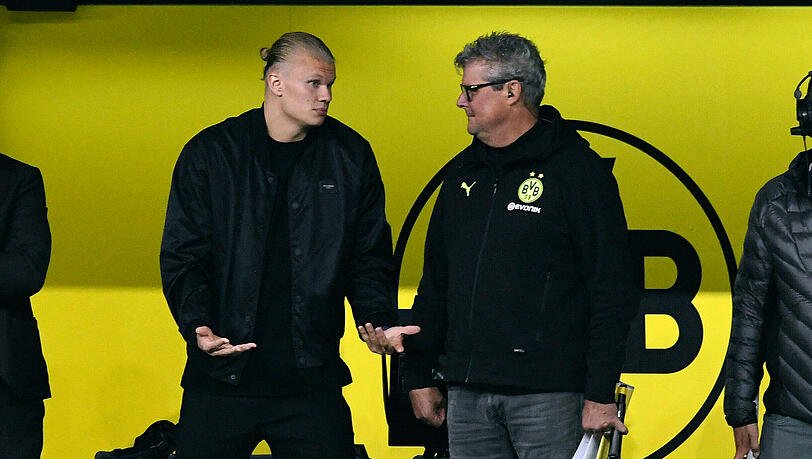 Dortmunds Stadionsprecher Norbert "Nobby" Dickel (r.) im Gespräch mit Topstürmer Erling Haaland. Dortmunds Stadionsprecher Norbert "Nobby" Dickel (r.) im Gespräch mit Topstürmer Erling Haaland.