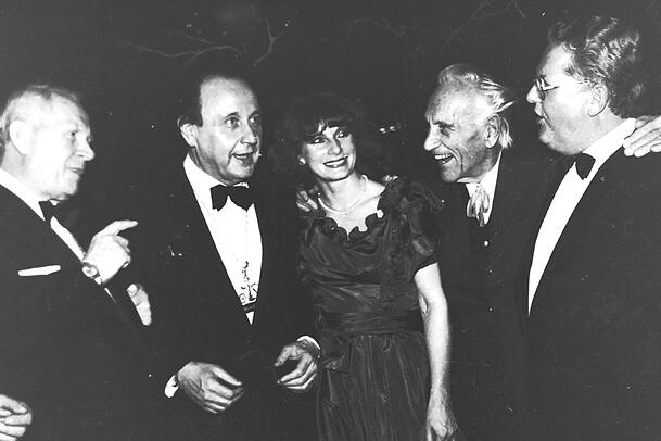 Promi-Treffen 1982 (v. l.): Schauspieler Gert Froebe, Außenminister Hans-Dietrich Genscher und Bergfex Luis Trenker beim Fasching. Promi-Treffen 1982 (v. l.): Schauspieler Gert Froebe, Außenminister Hans-Dietrich Genscher und Bergfex Luis Trenker beim Fasching.