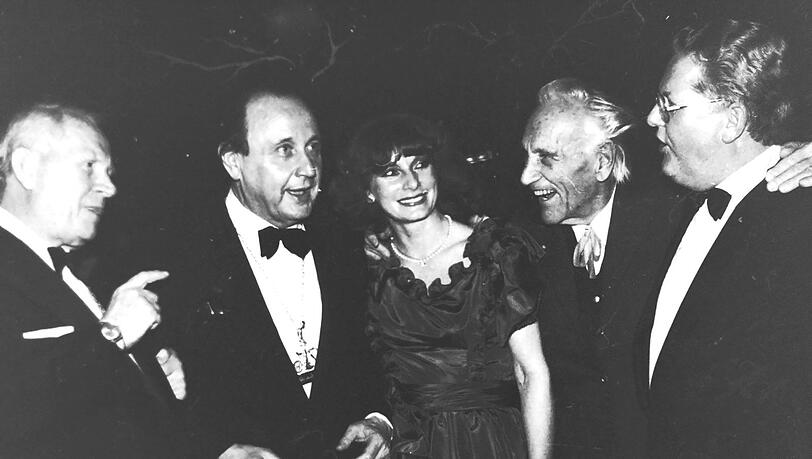 Promi-Treffen 1982 (v. l.): Schauspieler Gert Froebe, Außenminister Hans-Dietrich Genscher und Bergfex Luis Trenker beim Fasching. Promi-Treffen 1982 (v. l.): Schauspieler Gert Froebe, Außenminister Hans-Dietrich Genscher und Bergfex Luis Trenker beim Fasching.