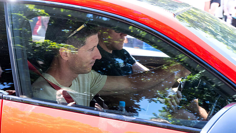 Robert Lewandowski verlässt am Samstag im Auto nach dem Training das Vereinsgelände.