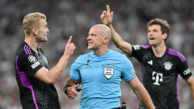 Matthijs de Ligt (l) war mit der Abseitsentscheidung von Schiedsrichter Szymon Marciniak überhaupt nicht zufrieden.