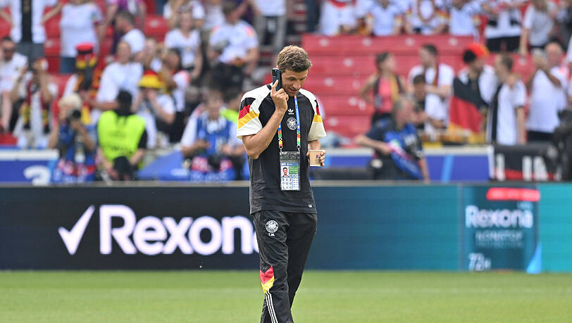 Telefonierte vor dem Spiel: Thomas Müller. Telefonierte vor dem Spiel: Thomas Müller.