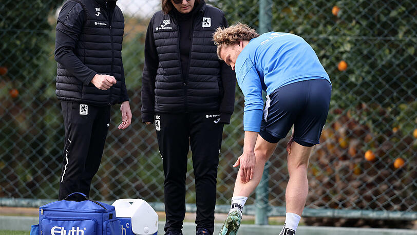 Da tut es weh! Löwen-Kapitän Jesper Verlaat zeigt auf seine Verletzung. Da tut es weh! Löwen-Kapitän Jesper Verlaat zeigt auf seine Verletzung.