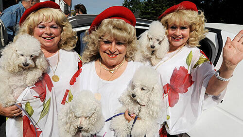 Aufgeregt wegen der Dschungel-Schwester Eva (r.): Die Jacob Sisters Rosi (l.) und Johanna drücken ihr ab Freitag ganz fest die Daumen. Aufgeregt wegen der Dschungel-Schwester Eva (r.): Die Jacob Sisters Rosi (l.) und Johanna drücken ihr ab Freitag ganz fest die Daumen.