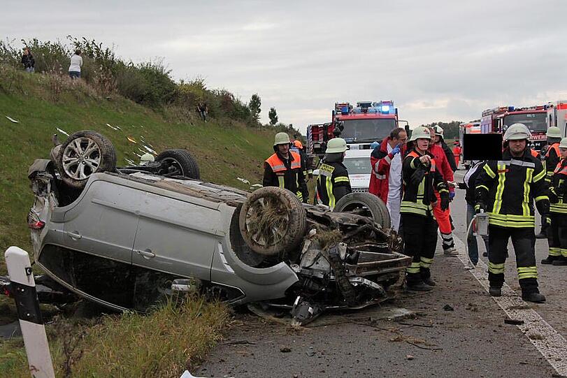 Bei einem Unfall auf der A94 wurden vier Personen verletzt.