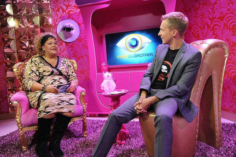 Promi Big Brother auf Sat1: Die Bilder von Tag 1. Jenny Elvers geht auf Tuchfühlung, Hasselhoff pennt.