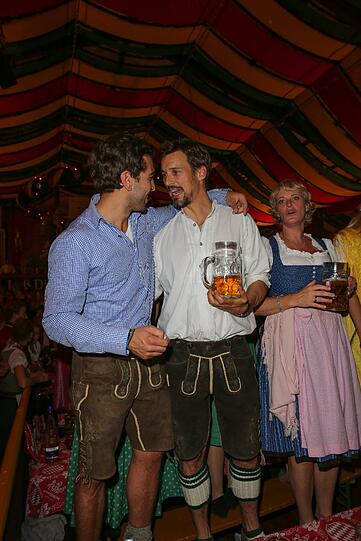 Florian David Fitz und Elias M'Barek lassen's auf der Wiesn krachen und versinken im Dekolletee von Anika Decker. Die Oktoberfest-Bilder aus dem Hippodrom.
