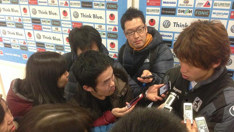 Yuya Osako umringt von japanischen Journalisten. Yuya Osako umringt von japanischen Journalisten.