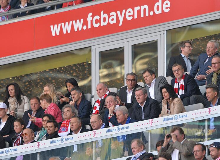 Am Samstag war Uli Hoeneß zum ersten Mal nach seiner Verurteilung wieder im Stadion. Die Bilder!