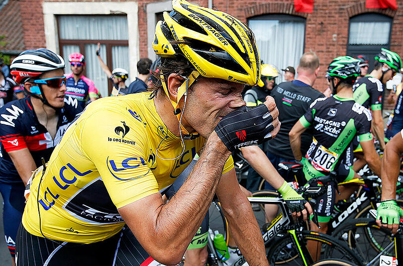"Wer nichts riskiert, kann auch nichts gewinnen. Sicherlich geschehen auch deswegen die vielen Stürze", sagt Tony Martin. Gut 55 Kilometer vor dem Ziel der dritten Etappe der Tour de France kommt es bei Tempo 42 zu einem schweren Massensturz. Gelbträger Fabian Cancellara überschlägt sich, später kommt die bittere Diagnose: Zwei Rückenwirbel gebrochen. Das Aus.