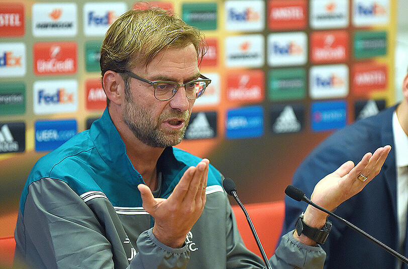 So kennt man ihn: Ex-BVB-Coach Jürgen Klopp während der PK des FC Liverpool.